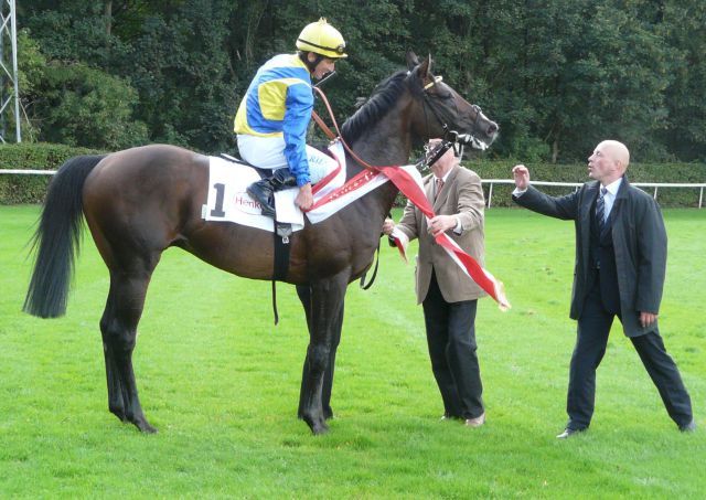 Lautmalerisch übersetzt heißt das wohl 'gut gemacht' - Allianthus mit Adrie de Vries im Sattel und Trainer Jens Hirschberger. Foto Gabriele Suhr