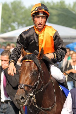 Reise nach Ascot? Lucky Lion mit Ioritz Mendizabal nach dem Sieg im Großen Dallmayr-Preis. www.galoppfoto.de - Sebastian Höger