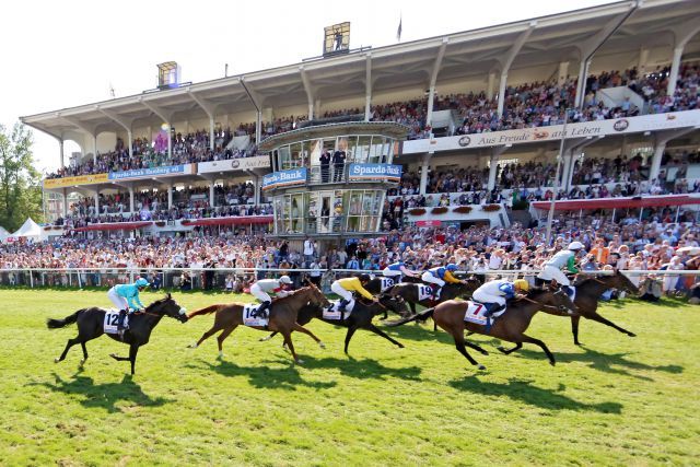 Der Hansa-Preis zum Auftakt des diesjährigen Derby-Meetings wird in seinem Namen gelaufen: Lucky Speed mit Andrasch Starke gewinnt das Sparda 144. Deutsche Derby. www.galoppfoto.de - Frank Sorge