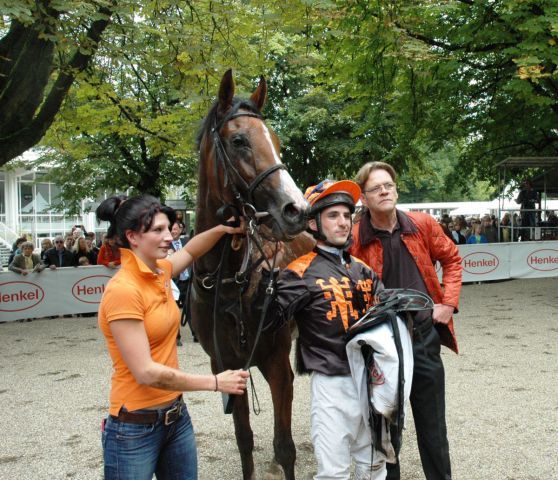 Im siebten Anlauf gelang der erste Sieg: Major Hollow mit Jockey Maxim Pecheur und Trainer Axel Kleinkorres. Foto: Gabriele Suhr