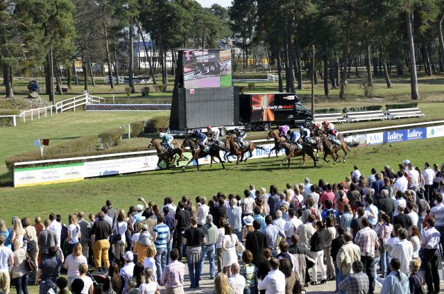 Galopprennen am Sonntag in Mannheim: Das Galopp-Derby wird live auf der Großbildleinwand gezeigt. www.badischer-rennverein.de 