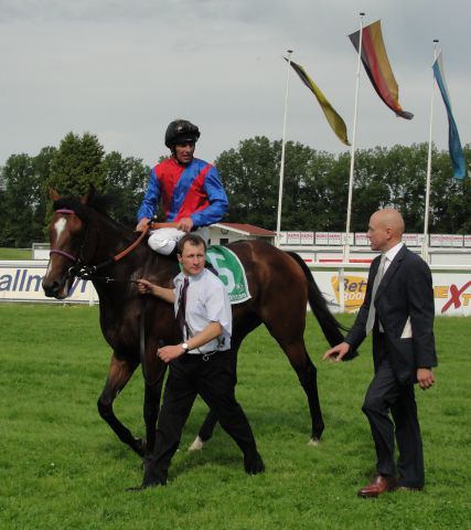 Mawingo mit Frederik Johansson und Jens Hirschberger nach dem Bavarian Classic. Foto: Turf akutell