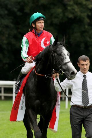 Meandre - hier mit Siegerschärpe nach dem Preis von Europa - wechselt in den Stall von Trainer Waldemar Hickst. www.galoppfoto.de - Sandra Scherning