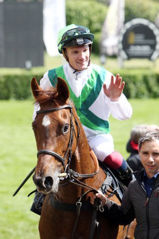 Meergörl mit Frederik Tylicki nach dem Sieg im Diana-Trial, Gr. II. www.galoppfoto.de - Frank Sorge