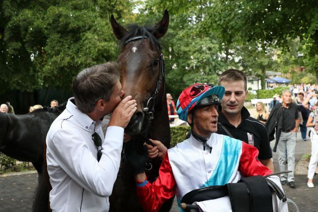 Küsschen von Trainer Markus Klug für Millowitsch, den Sieger im Nutan - BBAG Auktionsrennen mit Andreas Helfenbein. Foto: Dr. Jens Fuchs