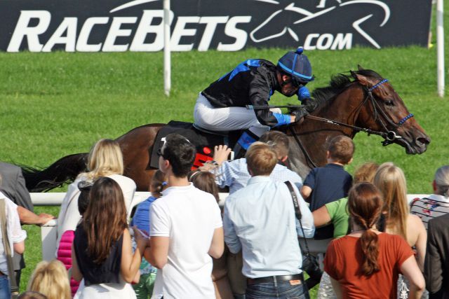 Schnell wie der Wind ... Nausica Time mit Andreas Helfenbein gewinnt auf Gr. III-Parkett in Baden-Baden. www.galoppfoto.de