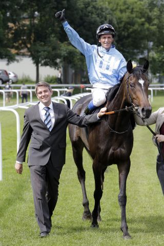 Champion-Trainer Markus Klug mit Near England und Andreas Helfenbein nach dem Sieg in Hamburger Stutenpreis. www.galoppfoto.de - Frank Sorge