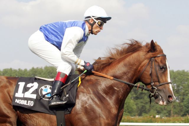 Nobileo mit Terence Hellier beim Aufgalopp zum Deutschen Derby. wwww.galoppfoto.de - Frank Sorge