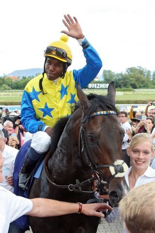 Novellist mit Eduardo Pedroza nach dem Sieg im Großen Preis von Baden 2013. ©galoppfoto - Frank Sorge