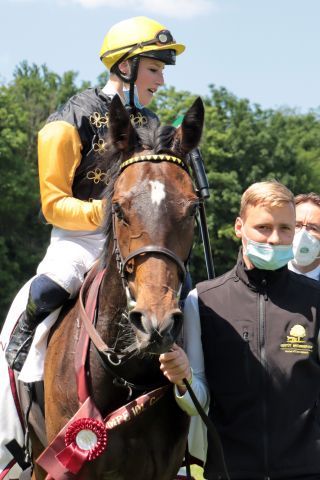 Novemba mit Sibylle Vogt nach dem Sieg in den German 1000 Guineas. ©galoppfoto - Stephanie Gruttmann