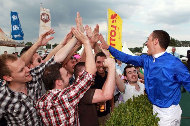 Jockey Frankie Dettori und seine englischen Fans feiern bei der Siegerehrung nach dem Grossen Preis von LOTTO Hamburg. www.galoppfoto.de 