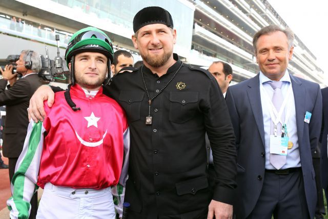 Vor dem Zazou-Start 2013 in Dubai: Ramzan Kadyrov (Mitte) mit Jockey Khamzat Ulubaev und Trainer Waldemar Hickst. www.galoppfoto.de - Frank sorge