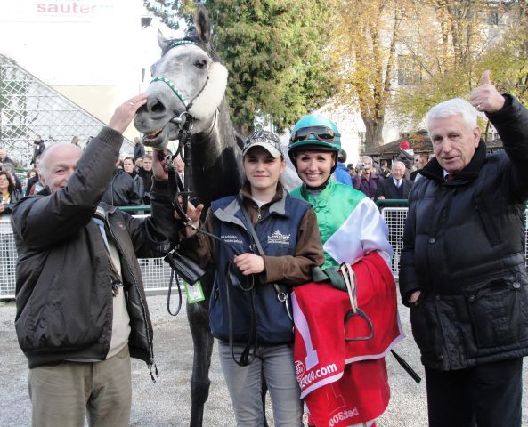 Johanna Bohl nach ihrem 1. Sieg mit Trainer Wolfgang Figge (l.) und Besitzer Hans-Gerd Wernicke. Foto: Turf aktuell