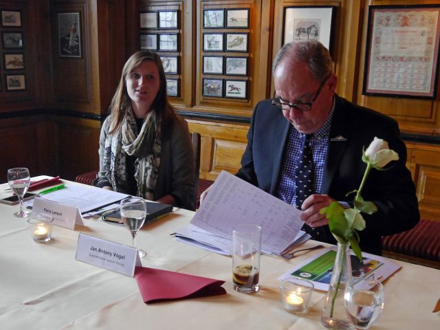 Petra Lersch und Jan-Antony Vogel informierten über die Neuerungen für die anstehende Saison. Foto: Karina Strübbe