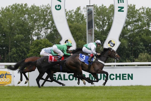 Pakal, geritten von Karoly Kerekes, gewinnt das oneXtwo.com - Bavarian Classic vor  Black Arrow (William Buick) und Salon Soldier (Filip Minarik). www.turfstock.com - Lajos-Eric Balog