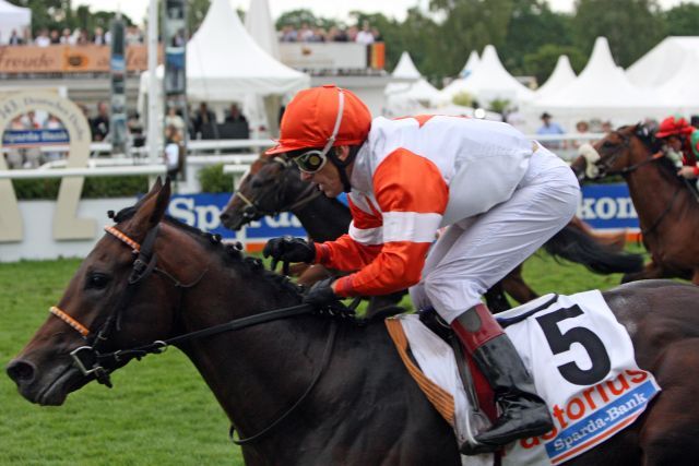 Terence Hellier gewinnt mit Pastorius das 143. Deutsche Derby, im Großen Preis sitzt Adrie de Vries im Sattel. www.galoppfoto.de - Sabine Brose