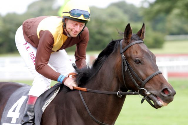 Paul Andrew Johnson - hier mit Schonacher beim Aufgalopp - hängt die Jockeystiefel an den Nagel und wird Assistenztrainer bei Andreas Löwe. www.galoppfoto.de