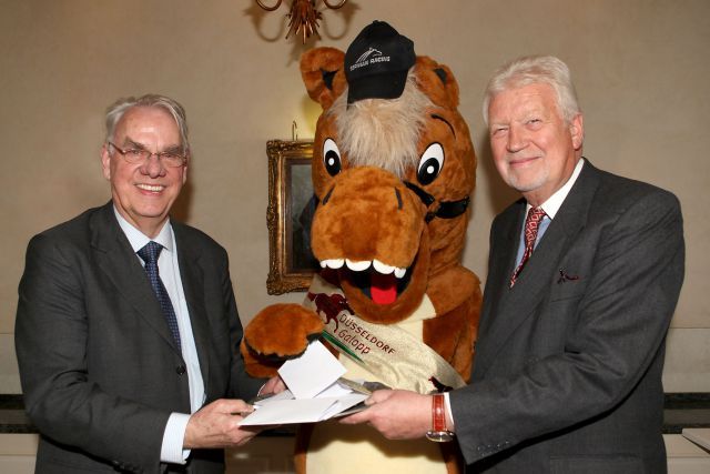 Peter-Michael Endres (rechts), der Präsident der Düsseldorfer Rennvereins, und der 'Vize' Albrecht Woeste mit dem neuen Maskottchen namens Galoppi. Foto www.duesseldorf-galopp.de - Tuchel