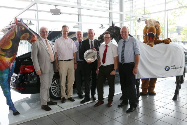 Pressekonferenz für den BMW-Renntag: (von links) Norbert Böhm (Vorstand Düsseldorfer Rennverein), Thomas Timmermanns (Autohaus Timmermanns GmbH), Günther Gudert (Geschäftsführer Rennverein), Bodo Röser (Leiter Verkauf BMW Niederlassung Düsseldorf), Ralf Brandenburg, Michael Niebel (Geschäftsführer Hans Brandenburg GmbH). www.duesseldorf-galopp.de – Klaus-Jörg Tuchel 