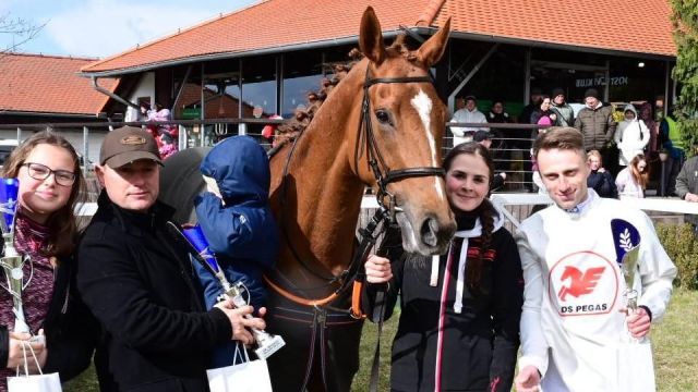 Queen of Beaufay mit Trainer Dalibor Török und Jockey Petr Foret. Foto: Bohumil Krizan / Jockey Club