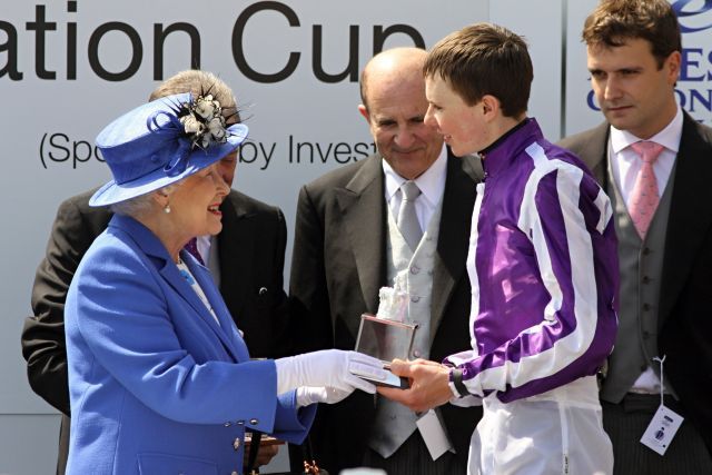 Queen Elizabeth II - die an diesem Wochenende ihr 60. Thronjubiläum feierte - gratulierte dem mit Camelot erfolgreichen Derbysiegreiter Joseph O'Brien höchstpersönlich. www.galoppfoto.de - Petr Guth