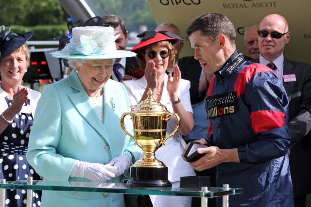 Macht Ascot "Royal": Queen Elizabeth II und der siegreiche Jockey Graham Lee mit dem begehrten Gold Cup Trophy. www.galoppfoto.de - Frank Sorge