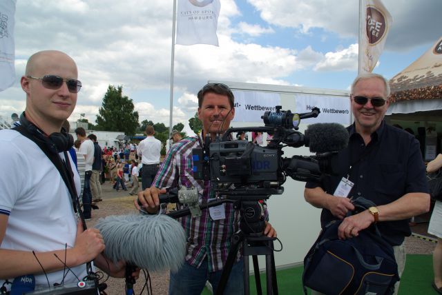TV-Teams - wie hier beim Derby in Hamburg mit dem NDR-Reporter Wolfgang Biereichel (rechts) - sind selten auf deutschen Rennbahnen zu sehen. www.dequia.de