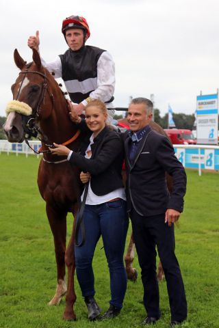 Si Luna mit Eddy Hardouin und Trainer William Mongil nach dem Sieg. www.galoppfoto.de - Sabine Brose