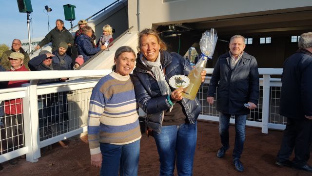 Karen Kaczmarek und Anna Schleusner-Fruriep bei der Ehrenpreisübergabe zum Besitzertrainer-Cup. Foto: privat