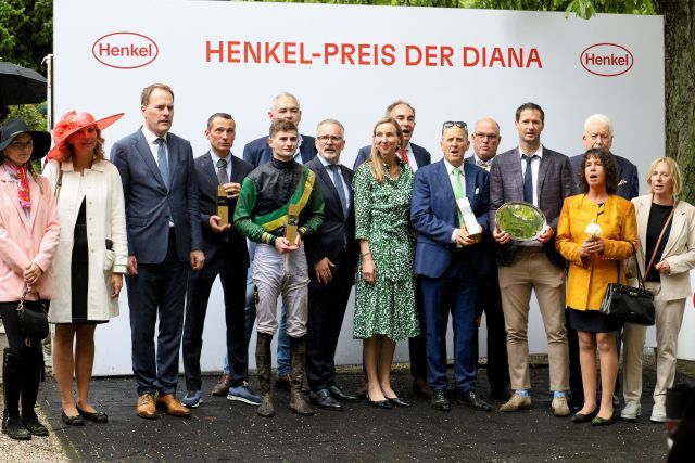 Siegerehrung: Muskoka mit Lukas Delozier gewinnt den 165. Henkel-Preis der Diana. ©galoppfoto - Sandra Scherning