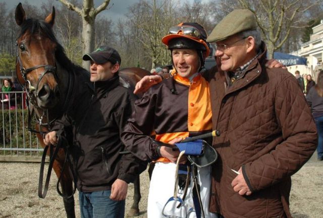 Glückliches Trio: Lucky Lion, Jockey Alexander Weis und Trainer Andreas Löwe. Foto (nach dem ersten Krefelder Sieg): Gabriele Suhr