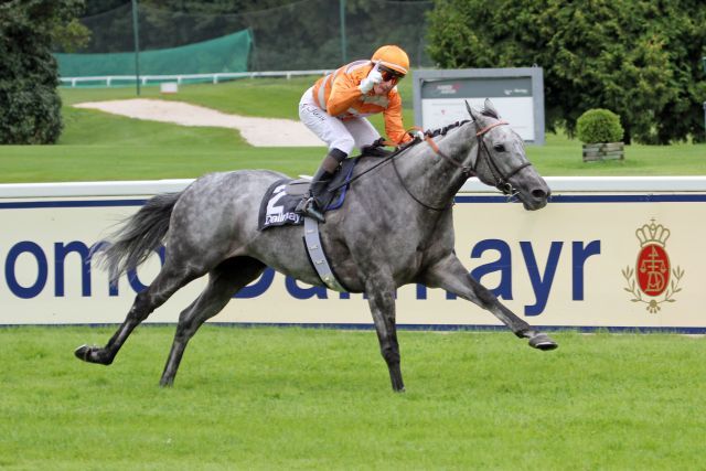 Skalleti gewann mit Gérald Mossé im Sattel sehr lässig mit fünf Längen für seinen Trainer Jérôme Reynier und den Besitzer Jean-Claude Seroul. 