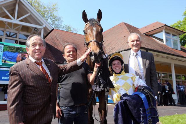 Good Bye: Smooth Operator - hier mit dem Züchter und Trainer Mario Hofer, Besitzer Gerd Zimmermann und Trainertochter Stefanie Hofer als erfolgreiche Reiterin nach dem Listentreffer in Baden-Baden - wechselt in die Niederlande. www.galoppfoto.de - Frank Sorge