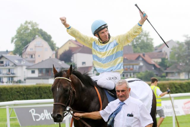 So schön freute sich der Sieger im letzten Jahr: Son Cesio mit Adrie de Vries nach dem Sieg in der 147. Goldenen Peitsche. www.galoppfoto.de - Frank Sorge