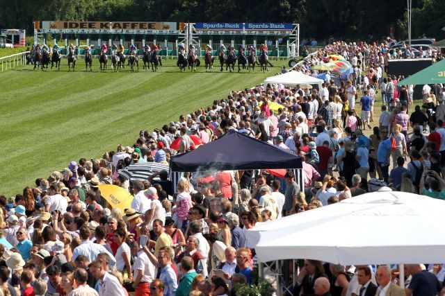 Start zum SPARDA 144. Deutschen Derby auf der gut gefüllten Rennbahn in Hamburg-Horn. www.galoppfoto.de - Peter Heinzmann