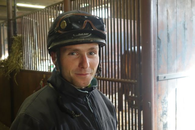 Stephen Hellyn - hier im Stall von Trainer Jens Hirschberger - reitet zukünftig häufiger in Köln. www.dequia.de