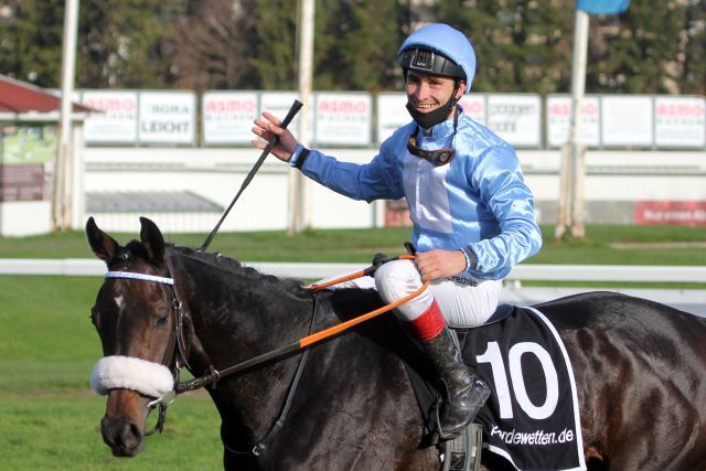 Strahlender Jockey - René Piechulek freut sich über seinen 1. Gr. I-Sieg mit der 27,3:1-Außenseiterin Sunny Queen. www.galoppfoto.de - WiebkeArt