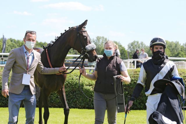 Sunny Queen, Listed winner thursday in Hanover, Jockey Andrasch Starke (l.). Trainer Henk Grewe (l.) has now won six of eight Black Type races in Germany 2020. www.galoppfoto.de - Sabine Brose