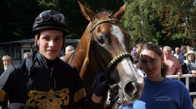 Sven Schleppi, der neue Amateur-Champion 2010, hier mit La belle Amie nach dem Sieg in Gotha. www.galoppfoto.de