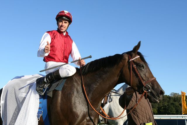 "Thumbs up": Fabrice Veron zauberte mit Fitful Skies im Großen Preis von German Tote und umkurvte die anderen Pferde wie Slalomstangen. www.galoppfoto.de - Frank Sorge