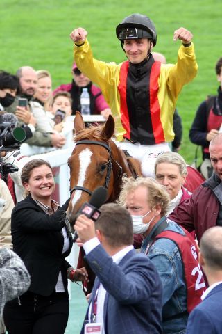 Torquator Tasso hat nicht nur den 100. Prix de l'Arc de Triomphe gewonnen, wie sein Reiter René Piechulek anzeigt, sondern ist auch 2021 der "Galopper des Jahres". ©galoppfoto.de - Katja Gerhardt