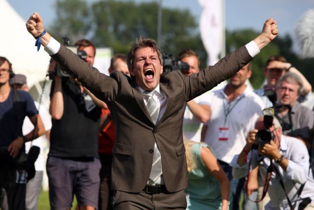 Trainer im Glück - Markus Klug freut sich über seinen ersten Derbysieg mit Sea The Moon. www.galoppfoto.de - Sabine Brose