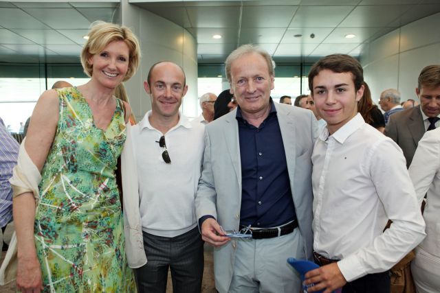Verkaufte Zazou vor seinem Dubai-Start: Werner Heinz (2. v. r.) mit seiner Frau Brigitta und den Jockeys Olivier Peslier and Mickael Barzalona. www.galoppfoto.de