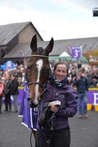 Karriere beendet: Vroum Vroum Mag mit Pflegerin Steph Searle 2016 in Punchestown. www.galoppfoto.de - JJ Clark