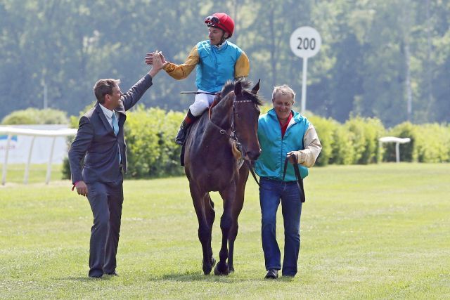 Eine Derby-Chance für das Gestüt Röttgen: Wagnis mit Andrasch Starke und Trainer Markus Klug nach dem Sieg im Diana-Trial in Hoppegarten. ©galoppfoto - Sabine Brose