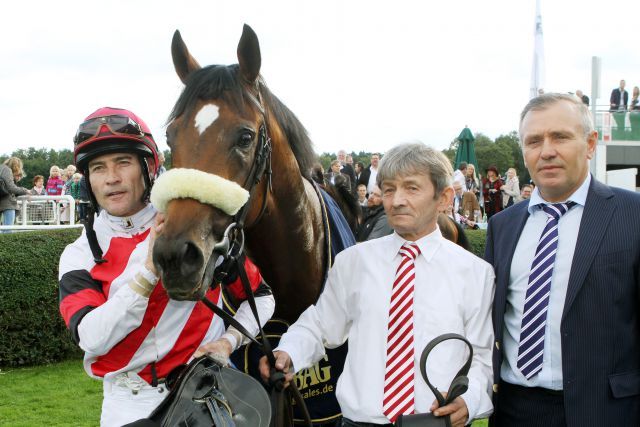 Waky Sol mit Ian Ferguson und Trainer Waldemar Hickst, der insgesamt vier Sieger sattelte, nach dem Erfolg im Silvia Göldner-Gedächtnisrennen - BBAG-Auktionsrennen. www.galoppfoto.de - Frank Sorge