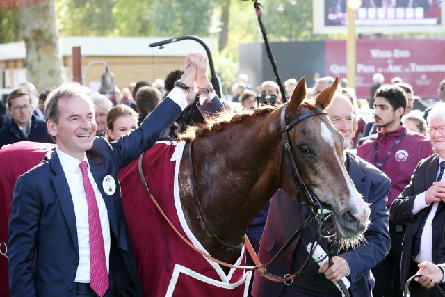 Weit weg von den deutschen Züchtern: Waldgeist mit den Besitzern Andreas Jacobs (links) und Dietrich von Bötticher nach dem Sieg im Qatar Prix de l'Arc de de Triomphe. www.galoppfoto.de -Frank Sorge