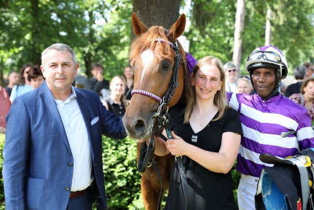 Whizz Kid mit Eduardo Pedroza und Besitzer Klaus Allofs nach dem Sieg. ©galoppfoto - Frank Sorge