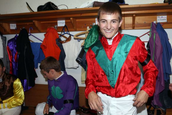 Dennis Schiergen in der Dresdener Jockeystube. Foto: www,galoppfoto.de - Frank Sorge