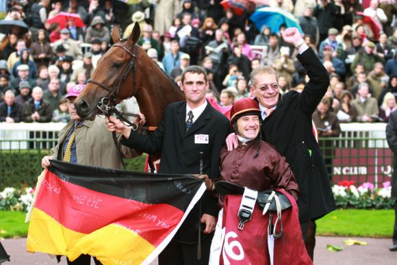 Sein größter internationaler Erfolg: Mit Lady Marian in den Farben des Gestüts Hachtsee gewann Trainer Werner Baltromei 2008 den Prix de l'Opera, Gr. I, in Paris Longchamp. www.galoppfoto.de